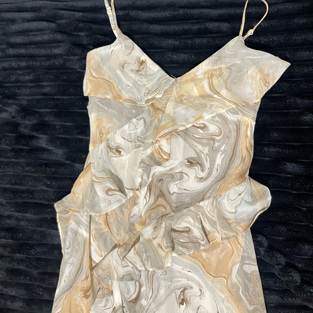 Flowy dress with cut out in the front tin one leg (slit)